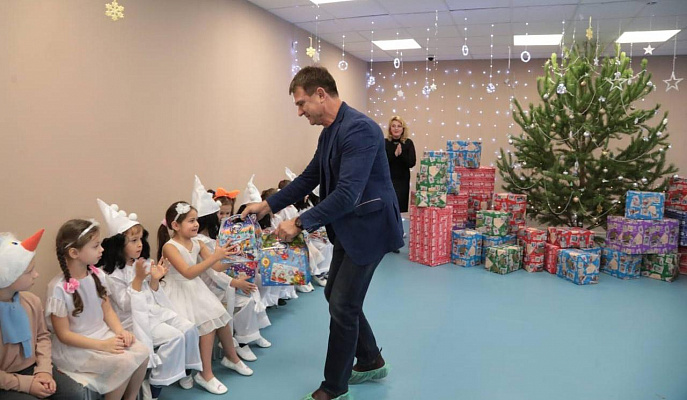 Леонид Бабашов передал новогодние подарки для воспитанников всех детских садов Мариуполя